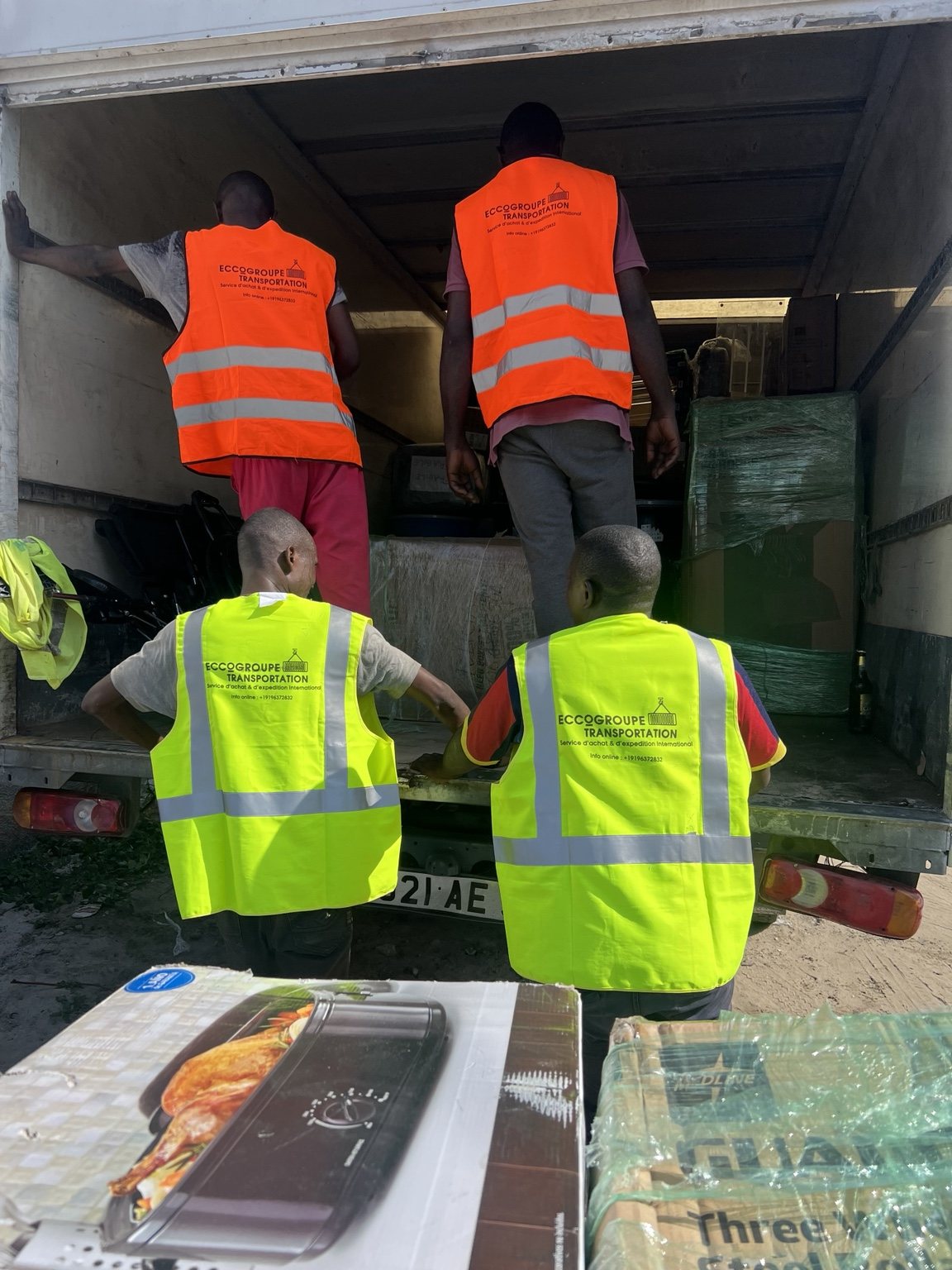ECCOGROUPE team unloading cargo